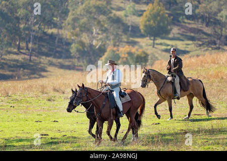 CORRYONG, Victoria, Australien - 5. April 2019: Die Man From Snowy River Bush Festival Re-enactment, Reiter auf dem Pferd nach unten aus dem Bus kommen Stockfoto