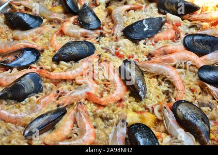 Köstliche spanische Paella mit Meeresfrüchten Stockfoto