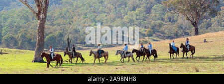 CORRYONG, Victoria, Australien - 5. April 2019: Die Man From Snowy River Bush Festival Re-enactment, Reiter auf dem Pferd nach unten aus dem Bus kommen Stockfoto