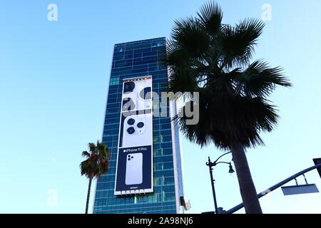 Hollywood, Kalifornien, Reklametafeln des neuen iPhone 11 auf der Wolkenkratzer in Vine Street Stockfoto