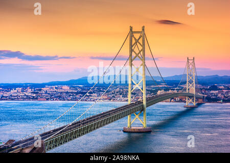 Kobe, Japan in Akashi Kaikyo Brücke bei Dämmerung über der Seto Inland Sea. Stockfoto