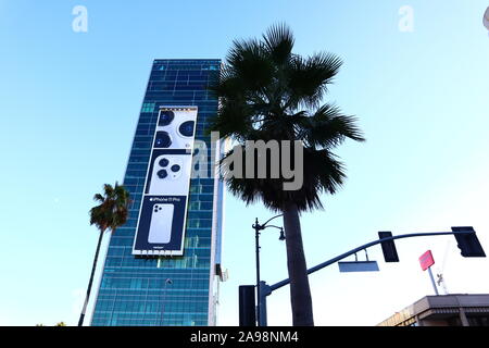 Hollywood, Kalifornien, Reklametafeln des neuen iPhone 11 auf der Wolkenkratzer in Vine Street Stockfoto