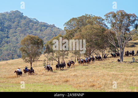 CORRYONG, Victoria, Australien - 5. April 2019: Die Man From Snowy River Bush Festival Re-enactment, Reiter auf dem Pferd nach unten aus dem Bus kommen Stockfoto