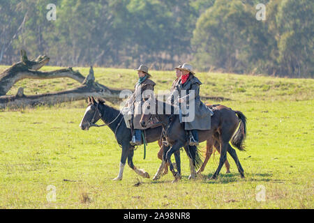 CORRYONG, Victoria, Australien - 5. April 2019: Die Man From Snowy River Bush Festival Re-enactment, Reiter auf dem Pferd in Kostümen kommen am 5. Stockfoto