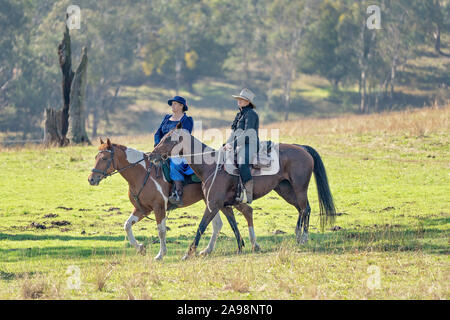 CORRYONG, Victoria, Australien - 5. April 2019: Die Man From Snowy River Bush Festival Re-enactment, Reiter auf dem Pferd in Kostümen kommen am 5. Stockfoto