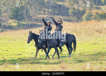 CORRYONG, Victoria, Australien - 5. April 2019: Die Man From Snowy River Bush Festival Re-enactment, Reiter auf dem Pferd in Kostümen kommen am 5. Stockfoto