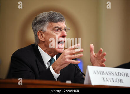 Washington, USA. 13 Nov, 2019. William Taylor, Charge d'Affairs der US-Botschaft in der Ukraine, bezeugt vor der US-Ausschuss auf Intelligenz während der Anklage Anhörungen auf Präsident Donald Trump auf dem Capitol Hill in Washington, DC, USA, Nov. 13, 2019. Der US-Ausschuss auf Intelligenz hielt die erste öffentliche Anhörung Mittwoch seit Haus Demokraten ein amtsenthebungsverfahren Untersuchung Präsident Donald Trump im September, um festzustellen, ob er sein Amt in seiner Interaktionen mit der Ukraine missbraucht gestartet. Quelle: Liu Jie/Xinhua/Alamy leben Nachrichten Stockfoto