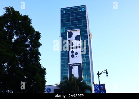 Hollywood, Kalifornien, Reklametafeln des neuen iPhone 11 auf der Wolkenkratzer in Vine Street Stockfoto