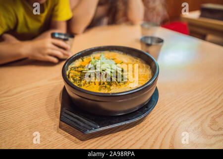 Die koreanische Küche, würzige Ramen Nudeln mit Spinat und Ei Stockfoto