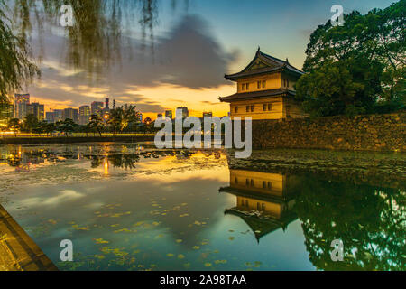 Sonnenuntergang im Imperial Palace in Tokio, Japan. Die aktuelle Imperial Palace (皇居, Kōkyo) ist auf dem Gelände des ehemaligen Schlosses Edo, einem großen Park gelegen. Stockfoto