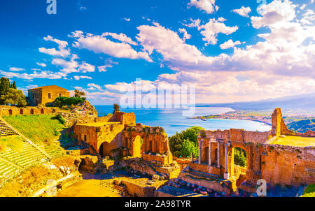 Die Ruinen von Taormina Theater bei Sonnenuntergang. Schöne reisen Foto, bunte Bild von Sizilien. Stockfoto