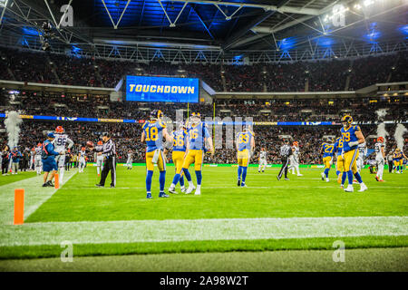 27. Oktober 2019 London Großbritannien Los Angeles Rams Wide Receiver Cooper Kupp (18) und Los Angeles Rams festes Ende Tyler Higbee (89) feiern Touchdown während der NFL Spiel zwischen den Cincinnati Bengals und die Los Angeles Rams am 27. Oktober 2019 Im Wembley Stadion in London, England. Stockfoto