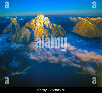 Mt. Moran steigen über Wolken, Grand Teton National Park, Wyoming, Morgens Nebel auf Jackson Lake, Rocky Mountains Stockfoto