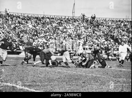 Marine beats William & Mary. Annapolis, MD, 25. September 1936. Marine ausgehebelt den Deckel vom Fußball 1936 Saison hier heute durch Schlagen ein Spiel aber traf William & Mary 11. 18-6. Schmidt, Marine ist schwer - zurück fahren, wird durch William & Mary's Linie dargestellt Stockfoto