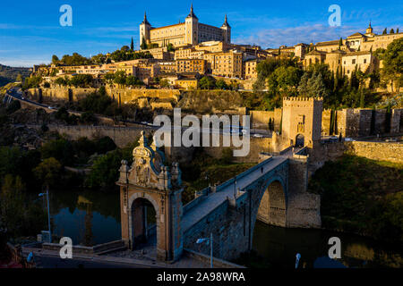 Alcantara Bridge, Alcázar de Toledo, Toledo, Spanien Stockfoto