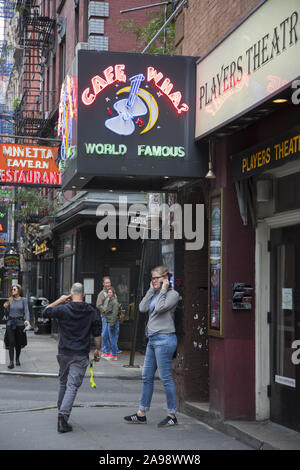 Das legendäre Cafe Wha? Bei MacDougal Street und Minetta Lane in Greenwich Village, NEW YORK CITY. Cafe Wha? Gastgeber der besten live Musik in New York City 7 Tage in der Woche. Viele Musik Legenden wie Bob Dylan, Jimi Hendrix, und Bruce Springsteen es durchgeführt, während die oben kommen. Stockfoto