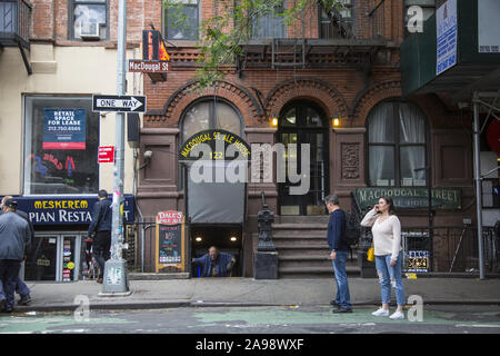 Bürgersteig entlang MacDougal Street im Herzen von Greenwich Village, New York City. Stockfoto