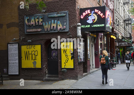 Das legendäre Cafe Wha? Bei MacDougal Street und Minetta Lane in Greenwich Village, NEW YORK CITY. Cafe Wha? Gastgeber der besten live Musik in New York City 7 Tage in der Woche. Viele Musik Legenden wie Bob Dylan, Jimi Hendrix, und Bruce Springsteen es durchgeführt, während die oben kommen. Stockfoto