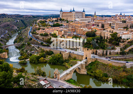 Alcazar in der Alcantara Bridge, Toledo, Spanien Stockfoto