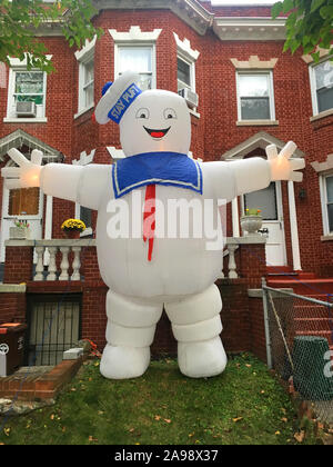 Marshmallow-mann auf dem Rasen ein Zuhause, während der Halloween Jahreszeit in Brooklyn, New York. Stockfoto