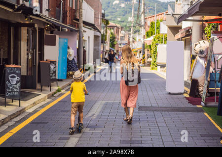 Mutter und Sohn Touristen in das Dorf Bukchon Hanok ist einer der berühmten Platz für koreanische traditionelle Häuser erhalten geblieben sind. Reisen nach Korea Konzept Stockfoto