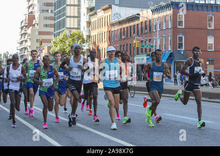 Männliche professionelle Spitzenreiter Kreuzfahrt auf der 4th Avenue in Brooklyn, während der ersten Etappe der 2019 New York City Marathon. Geoffrey Kamworor von Kenia, in der Mitte der 2. Reihe, war der Gewinner zum zweiten Mal in drei Jahren. Stockfoto