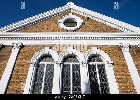 Ein Blick auf das Äußere von Herne Bay Baptist Church, an der High Street in der Küstenstadt Herne Bay in Kent, England. Stockfoto