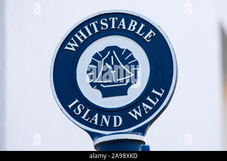 Ein Wegweiser für Whitstable Insel Wand im Küstenort Whitstable, Kent, England. Stockfoto
