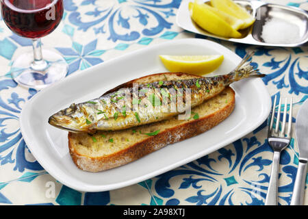 Sardinhas assadas, portugiesisch Sardinen auf geröstetem Brot gegrillt Stockfoto