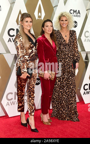 Nashville, Tennessee, USA. 13 Nov, 2019. Hannah Mulholland, Naomi Cooke, Jennifer Wayne, Runaway Juni. 53. jährlichen CMA Awards, die größte Nacht Country Musik, Music City Center statt. Foto: Laura Farr/AdMedia/MediaPunch Credit: MediaPunch Inc/Alamy leben Nachrichten Stockfoto