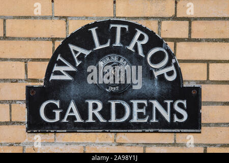 Kent, UK - 21. Februar 2019: ein Zeichen bei Waltrop Gärten in der Küstenstadt Herne Bay in Kent, England. Stockfoto