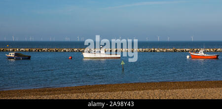 Kent, UK - 21. Februar 2019: Ein Blick auf die Boote und eine Offshore Windpark gesehen von der Küstenstadt Herne Bay in Kent, England. Stockfoto