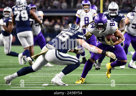 Arlington, Texas, USA. 10 Nov, 2019. Dallas Cowboys außerhalb linebacker Leighton Vander Esch (55) packt Minnesota Vikings tight end Irv Smith (84) in der ersten Hälfte eines NFL Football Spiel zwischen der Minnesota Vikings und die Dallas Cowboys bei AT&T Stadium in Arlington, Texas. Shane Roper/Cal Sport Media/Alamy leben Nachrichten Stockfoto