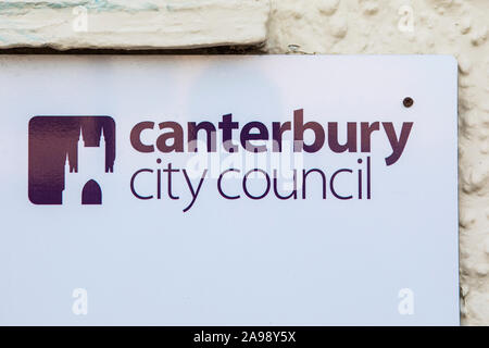 Kent, UK - 21. Februar 2019: eine Nahaufnahme der Logo von Canterbury Stadtrat in Kent, Großbritannien. Stockfoto