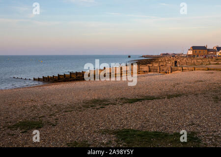 Kent, UK - 21. Februar 2019: ein Abend der Whitstable Bucht im Küstenort Whitstable, Kent, England. Stockfoto