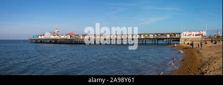 Kent, UK - 21. Februar 2019: Panoramablick von Herne Bay Pier in der Küstenstadt Herne Bay in Kent, England. Stockfoto