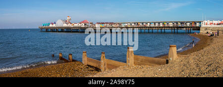 Kent, UK - 21. Februar 2019: Panoramablick von Herne Bay Pier in der Küstenstadt Herne Bay in Kent, England. Stockfoto