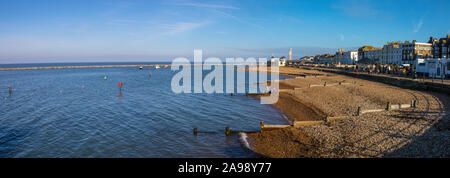 Kent, UK - 21. Februar 2019: einen Panoramablick von Herne Bay Pier in Kent, England. Die historischen Uhrturm und Zentralen Musikpavillon Gebäude werden kann Stockfoto