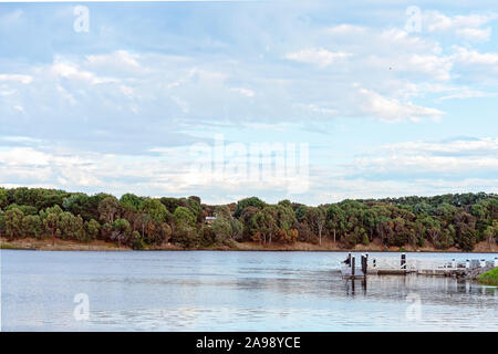 Rentner die Fischerei einen Steg in der Hopkins River Victoria Australien Stockfoto