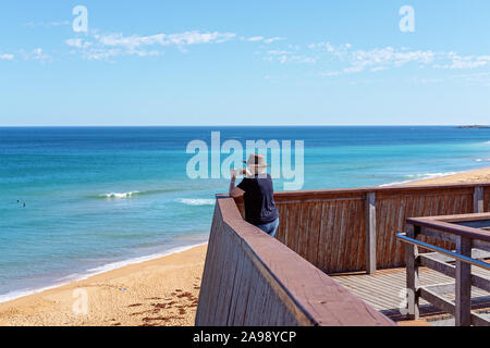 Ein weiblicher Rentner in den Urlaub Fotos von Logan's Beach whale Baumschule an der Great Ocean Road Australien Stockfoto