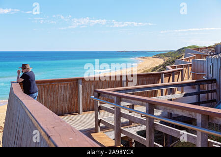 Weibliche Rentner auf Holz Suche Fotos von Logan's Beach whale Baumschule an der Great Ocean Road Australien Stockfoto