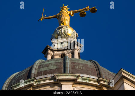 Ein Blick auf die Dame Gerechtigkeit Statue auf der Oberseite des Zentralen Strafgerichtshof von England und Wales Gebäude, das auch als Old Bailey, in London bekannt, Stockfoto
