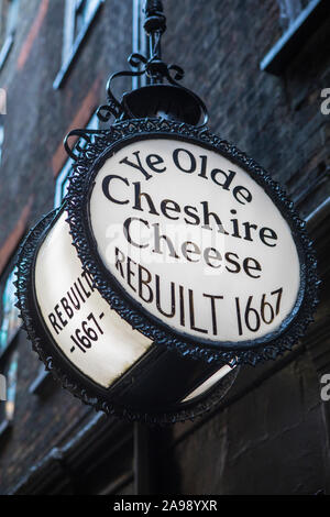 London, UK, 15. Februar 2019: Der pub Schild am historischen Ye Olde Cheshire Cheese Public House auf der Fleet Street in London. Der Pub ist associat Stockfoto