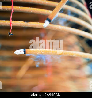 Verbrannte Spule swirl Weihrauch in Macao (Macau) Tempel, traditionellen chinesischen kulturellen Gepflogenheiten, Gott anzubeten, Nahaufnahme, Lifestyle. Stockfoto