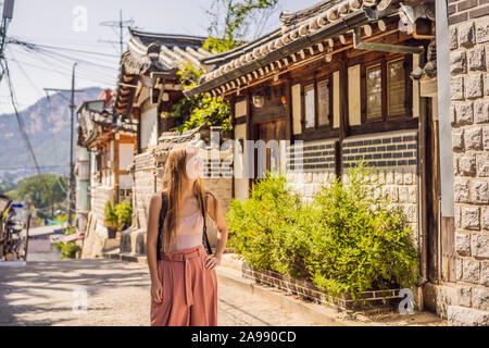 Junge Frau Tourist in das Dorf Bukchon Hanok ist einer der berühmten Platz für koreanische traditionelle Häuser erhalten geblieben sind. Reisen nach Korea Konzept Stockfoto