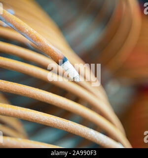 Verbrannte Spule swirl Weihrauch in Macao (Macau) Tempel, traditionellen chinesischen kulturellen Gepflogenheiten, Gott anzubeten, Nahaufnahme, Lifestyle. Stockfoto