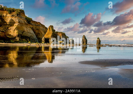 Die Drei Schwestern Felsformationen bei Ebbe am Strand auf der Tongaporutu Taranaki Küste Stockfoto