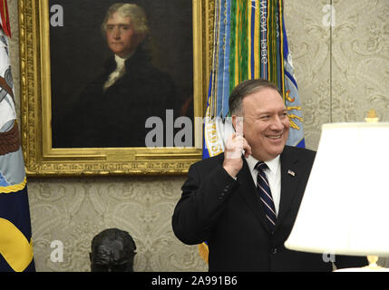 Washington, District of Columbia, USA. 13 Nov, 2019. United States Staatssekretär Mike Pompeo Lächeln, als er auf die Bemerkungen von US-Präsident Donald J. Trumpf und Präsident Recep Tayyip Erdogan bei einem Treffen mit republikanischen Senatoren hört, im Oval Office des Weißen Hauses, Mittwoch, November 13, 2019, Washington, DC. Die Delegation unterrichtete über Sicherheitsfragen wie der Türkei Einsatz der russische S-400 Raketenabwehrsystem. Credit: Mike Theiler/Pool über CNP Credit: Mike Theiler/CNP/ZUMA Draht/Alamy leben Nachrichten Stockfoto