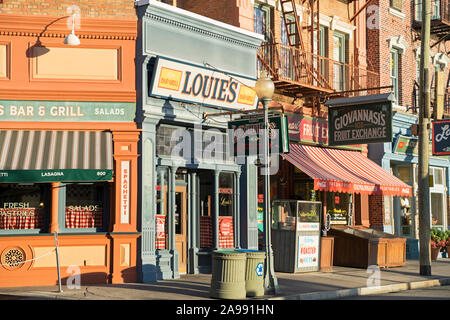 Louie's Italienisches Restaurant, Bar und Grill und Giovannasi's Fruit Exchange, New York Gebiet von Universal Studios Resort, Orlando, Florida, USA Stockfoto