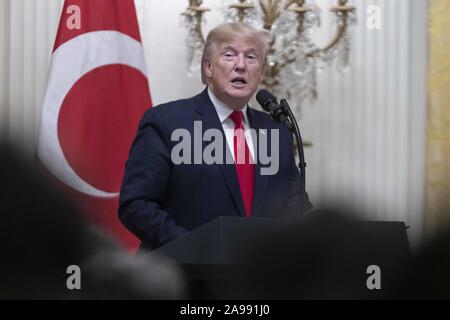 November 13, 2019, Washington, District of Columbia, USA: Präsident DONALD TRUMP im East Room des Weißen Hauses, als er begrüßt den türkischen Präsidenten Recep Tayyip ERDOÄžAN zum Weißen Haus, 13. November 2019. TRUMP und ERDOGAN met für mehrere Stunden im ovalen Büro mit einigen Mitgliedern des Kongresses den Beschluss der Türkei, zu einem früheren Zeitpunkt in diesem Jahr Lieferung eines russischen air defence system, dass eine solche Bedrohung der NATO stellt zu akzeptieren, zu diskutieren. Als Ergebnis, den USA ausgesetzt Vertrieb Türkei von F-35 Kampfflugzeugen. Darüber hinaus hat die Türkei unter Feuer auf dem Capitol Hill kommen für seine Invasion i Stockfoto